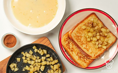 Приготовьте гренки. Вбейте в миску яйцо, добавьте молоко и сахар, перемешайте. Разогрейте сковороду. Обмакните в приготовленную молочно-яичную смесь кусочки хлеба и выложите на сковороду. Обжарьте 2-3 минуты, переверните и подержите еще столько же с другой стороны. Переложите гренки на тарелку. Выложите на тосты яблоки в медовой глазури.