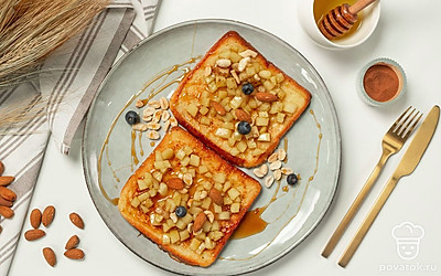 Украсьте тосты орехами или полейте шоколадным топингом.