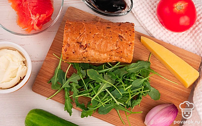 Помойте овощи и рукколу, очистите репчатый лук, удалите косточки из слабосоленой семги, нарежьте тонкими ломтиками сыр.