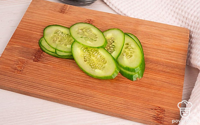 Нарежьте лук, огурец и помидор тонкими ломтиками.