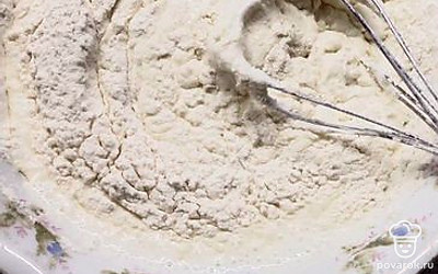 Вводим муку, соединяем.