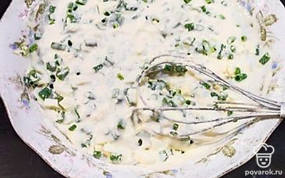 Отправляем зелень с яйцом в тесто, мешаем. 