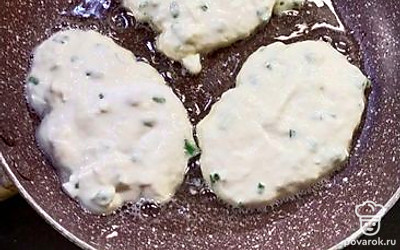 На сковородку выкладываем по ложке. Обжариваем до готовности с двух сторон, минут по 5-7 с каждой стороны.