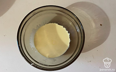 Масло растопите в микроволновке до жидкого состояния. 