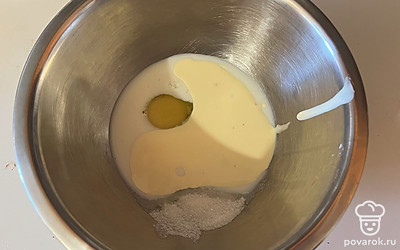 В глубокую миску поместите растопленной масло, молоко, сахар и яйцо. 