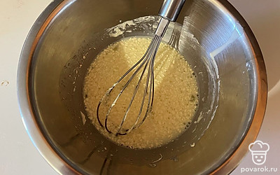 Слегка взбейте все жидкие ингредиенты. 