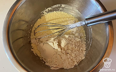 К жидкой части добавьте заранее просеянную муку. 