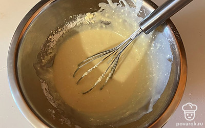 Замешайте однородное тесто без комочков. 