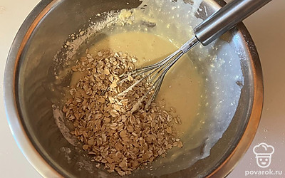 К гладкому тесту добавьте овсяные хлопья. 