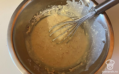 Перемешайте тесто с хлопьями, отставьте тесто на 5 минут для того, чтобы хлопья набухли. 