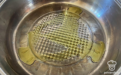 В сковороду влейте масло. 