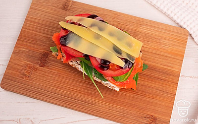 Полейте ингредиенты бальзамическим кремом и накройте сыром.