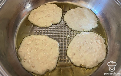 На разогретое масло выложите тесто при помощи столовой ложки. 