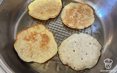 Обжарьте оладушки с каждой стороны по 3-5 минут. 