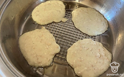 Вторую порцию оладушек обжарьте таким же образом (шаги 9 и 10). 