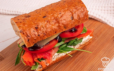 Накройте ингредиенты второй половинкой багета. Блюдо готово!