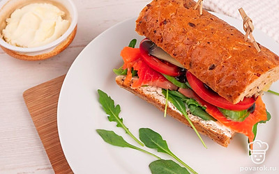 Закрепите багет шпажками. Подавайте блюдо на порционных тарелках, украшенных рукколой. Приятного аппетита!