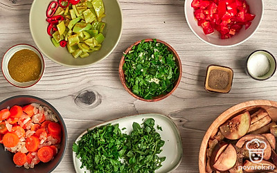 Подготовьте остальные овощи. Лук и морковь обжарьте в растительном масле, помешивая лопаткой. Болгарский и стручковый перец отдельно обжарьте в течение 10-15 минут. Базилик, петрушку и кинзу мелко нашинкуйте по отдельности. Чеснок выдавите через пресс, смешайте с нарезанной кинзой и 1 ч. л. соли. С помидоров снимите кожицу и натрите на крупной терке.