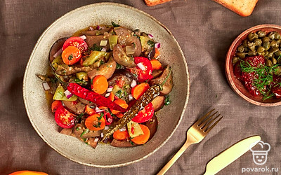 Готовый аджапсандал из баклажанов подавайте горячим с поджаренным хлебом.