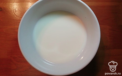 В глубокую тарелку наливаем молоко. 