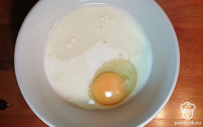 Вбиваем куриное яйцо. Хорошо перемешиваем. 