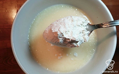 Вводим муку. Перемешиваем тесто до однородной массы, без комочков. 