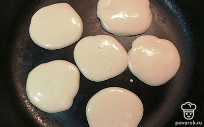 На хорошо разогретую сковороду выкладываем тесто. Жарим 5 минут и переворачиваем. 