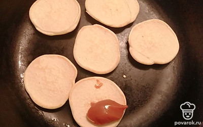 На оладушки выкладываем по 1 чайной ложке вареной сгущенки. 