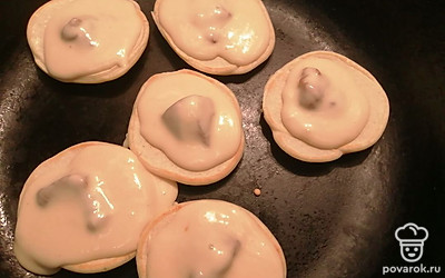 На сгущенку наливаем тесто. Жарим еще по 5 минут с каждой стороны. 