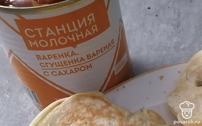 Оладушки с вареной сгущенкой готовы. 