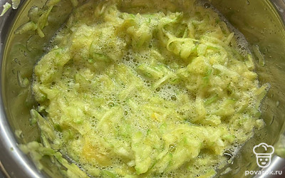 Кабачок очистить от корочки и косточек. Натереть на крупной терке.