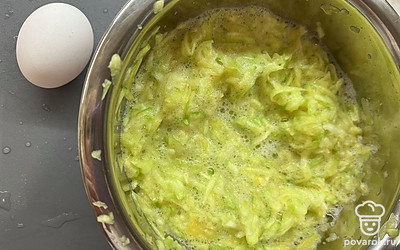 Добавить яйцо.