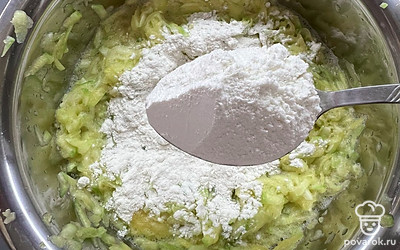 Засыпать муку и соль. Хорошо перемешать.