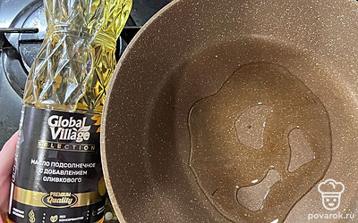 Налить в сковороду подсолнечное масло и разогреть его.