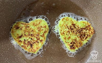 Убрать формы, перевернуть оладьи и жарить еще 5 минут.