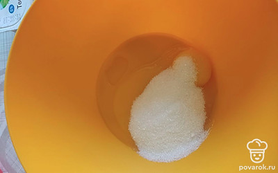 В глубокую миску разобьем яйцо, всыпем сахар и перемешаем.