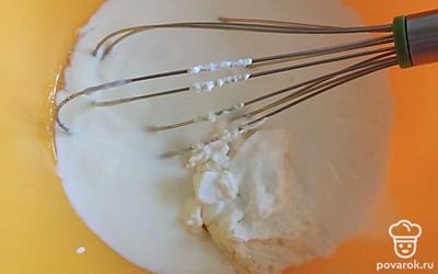 Добавим кефир и соду, все перемешаем. Выложим творог и тоже все хорошо перемешаем.