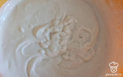 Введем муку и замесим тесто, оно должно получиться не слишком жидкое, но и не очень густое.