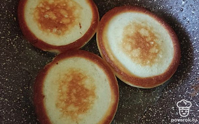 Разогреем сковородку, нальем подсолнечное масло. Будем обжаривать оладьи с двух сторон, до появления золотистой корочки.