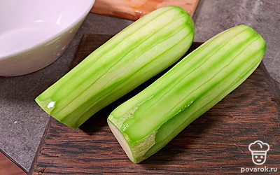 Моем, чистим кабачок.