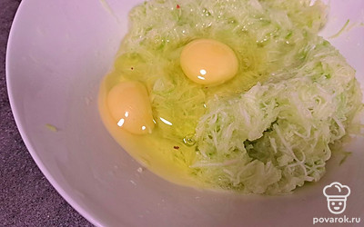 Добавляем 2 яйца, соль и перемешиваем.