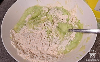 Далее добавляем муку и хорошо перемешиваем ложкой получившуюся массу.