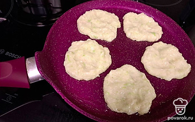 Жарим оладьи на среднем огне на хорошо разогретой сковороде с небольшим количеством растительного масла. 