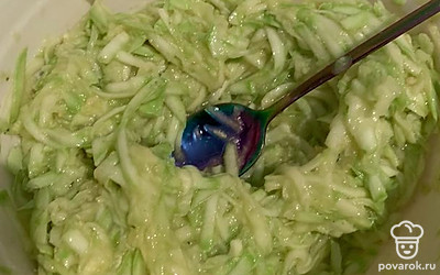 Чистим лук. Нарезаем его мелкими кубиками, отправляем в тазик. Моем кабачок, трем его на мелкой терке и добавляем к луку.