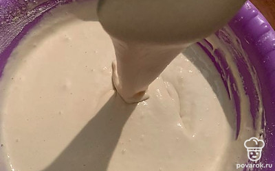 Делаем заготовку из теста. Для этого разбиваем яйцо, добавляем соль и воду. Перешиваем все вилкой до однородной массы. Засыпаем мукой и доводим тесто до состояния густой сметаны. Засыпаем туда смесь из лука и кабачка.