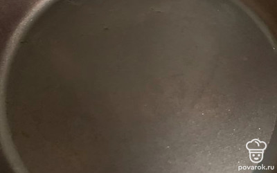 Ставим на огонь сковороду и заливаем маслом. Можно жарить и без него, если у вас хорошая сковорода. Ждем, пока масло нагреется и начинаем обжаривать оладушки, по 5-7 минут с каждой стороны.