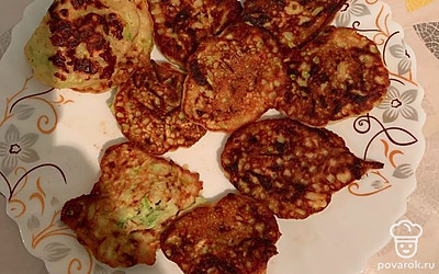 Готовые оладушки выкладываем на тарелку. 