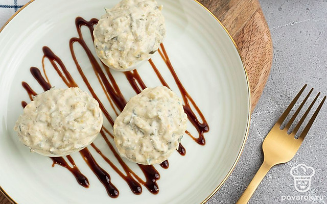 Яйца, фаршированные соленым огурцом и чесноком — Рецепт с фото