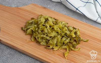 Очистите яйца, разрежьте их на половинки, удалите желток чайной ложкой. Желток мелко нарубите, нарежьте огурец, натрите на мелкой терке чеснок.