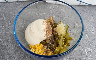 Смешайте вместе до густой массы огурец, чеснок, майонез, соль, перец и яичный желток в отдельной посуде.